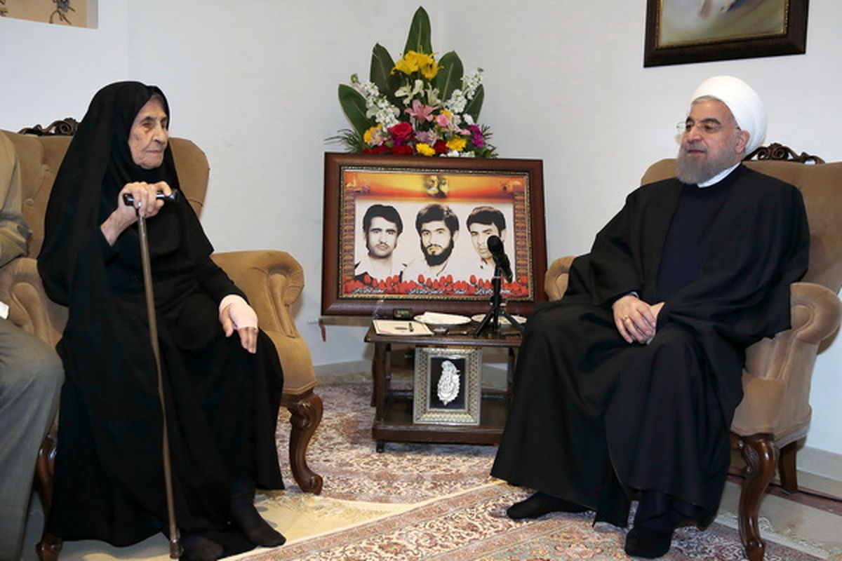 روحانی:زیارت خانواده شهدا، جانبازان و ایثارگران افتخاری بزرگ برای دولتمردان است