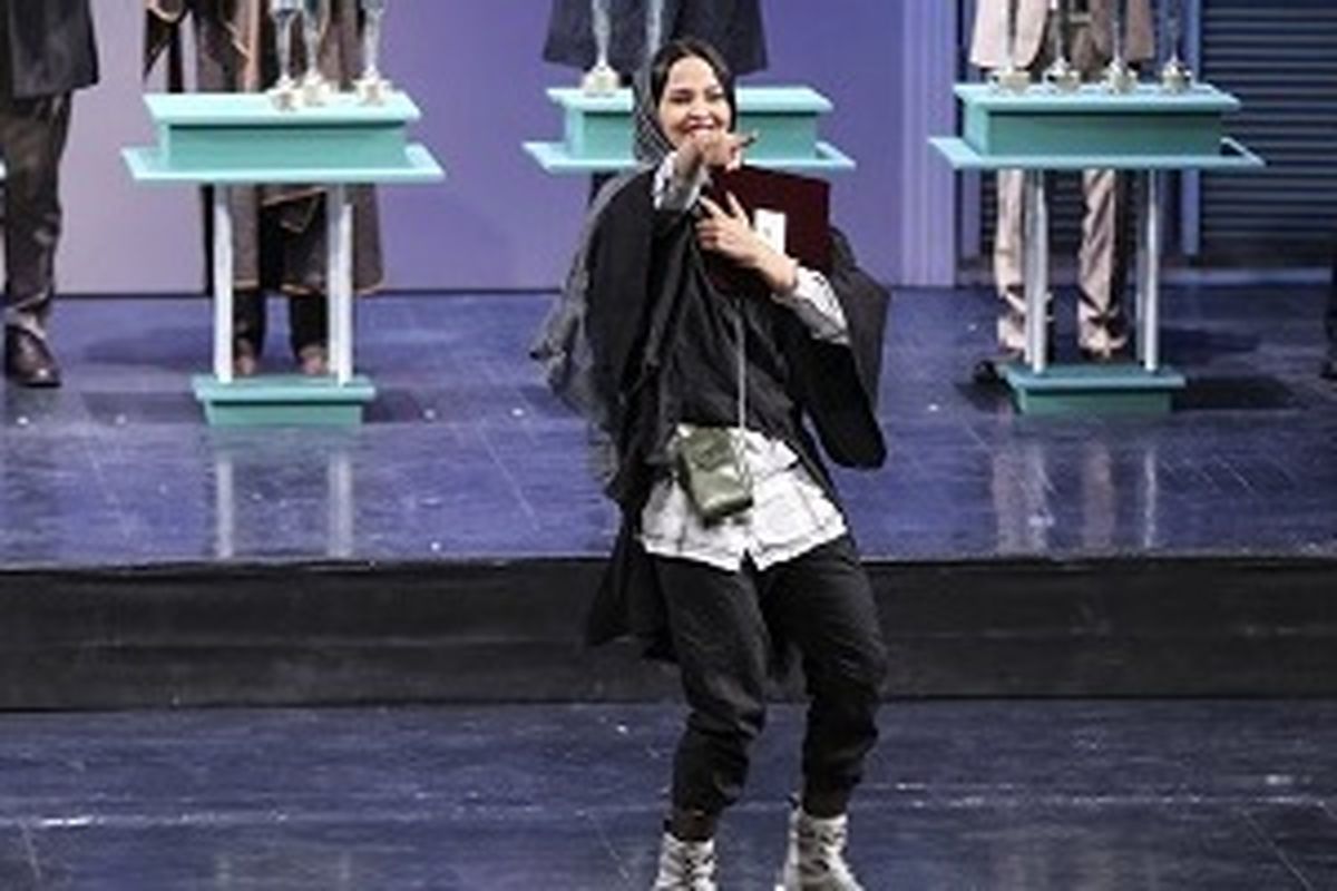واکنش های جالب و عجیب هنرمندان بعد از گرفتن جایزه روی صحنه فجر! + عکس