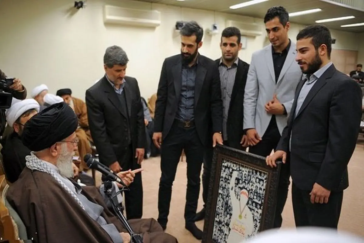 ایستادن بانوی ورزشکار بر سکوی قهرمانی با حجاب کامل اسلامی افتخاری بالاتر از قهرمانی است