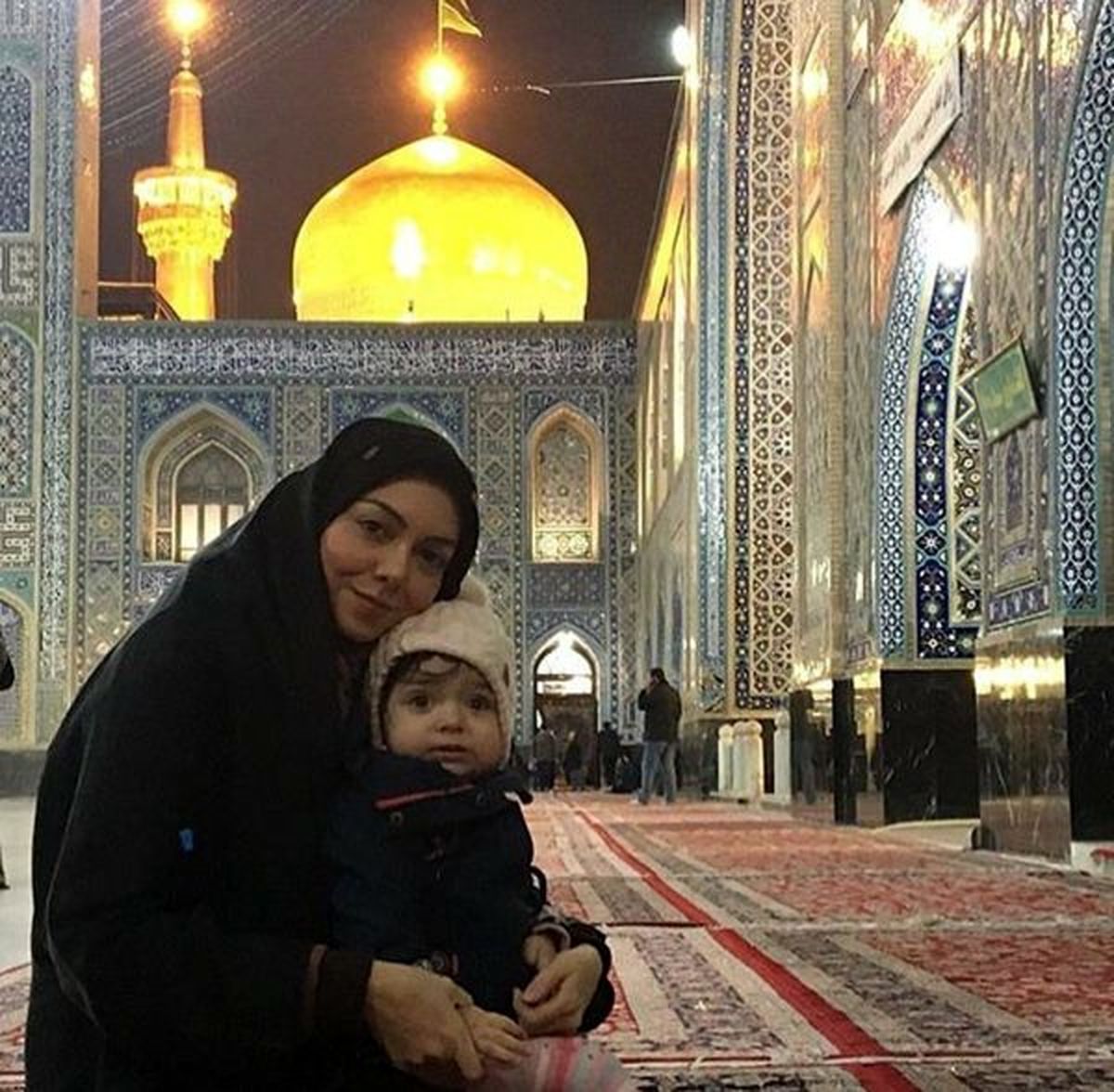 خانم مجری پر حاشیه و دخترش در حرم مطهر + عکس