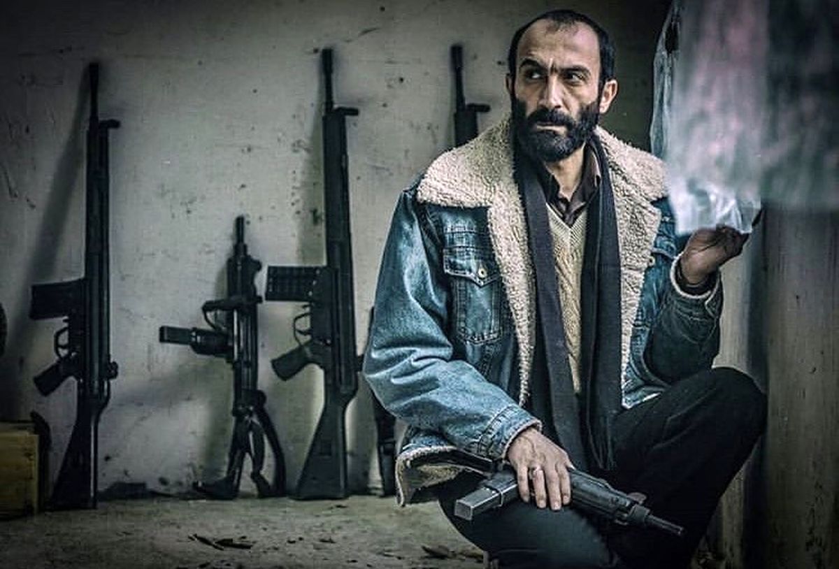 هادی حجازی فر در انبار اسلحه + عکس
