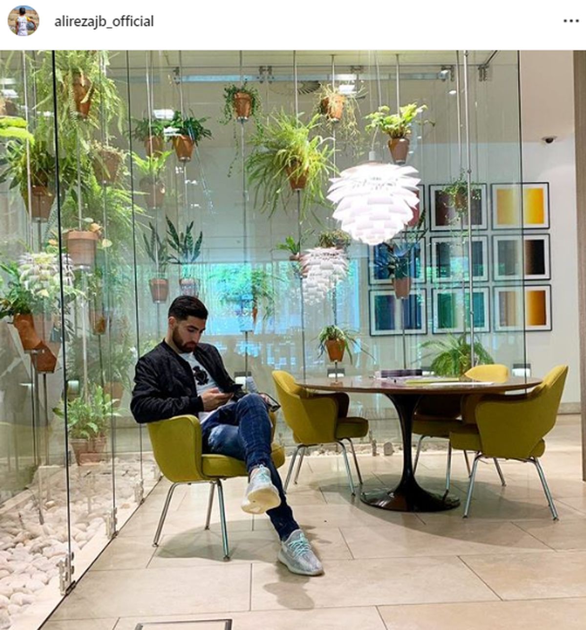 علیرضا جهانبخش با موبایلش
