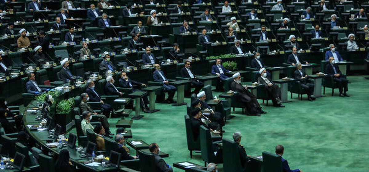 نمایندگان نماز آیات می‌خوانند
