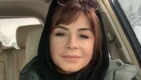 سیماتیرانداز در خودروی لوکسش