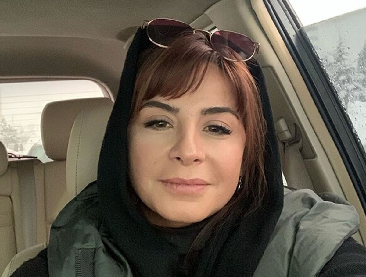 سیماتیرانداز در خودروی لوکسش