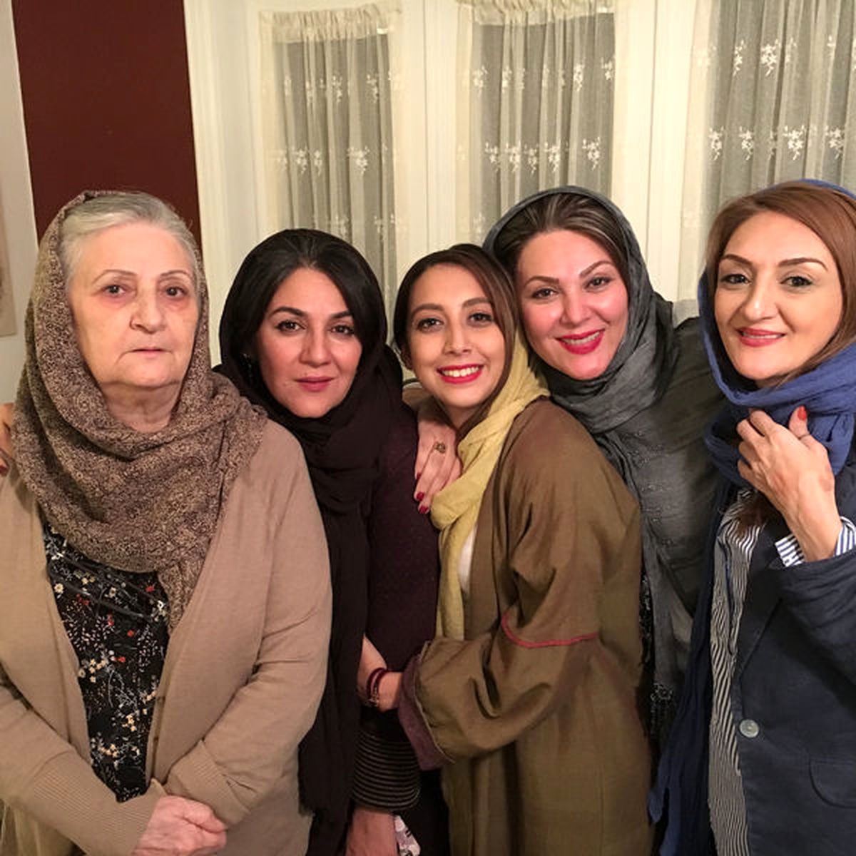 خواهران اسکندری در کنار مادر+عکس