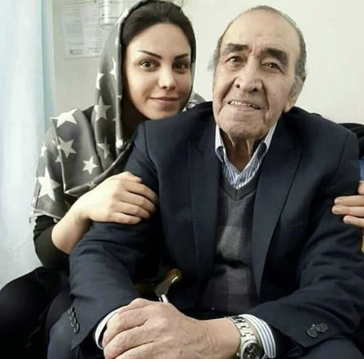 خواهر و پدر خواننده ای که به کرونا مبتلا شد در کنار هم + عکس