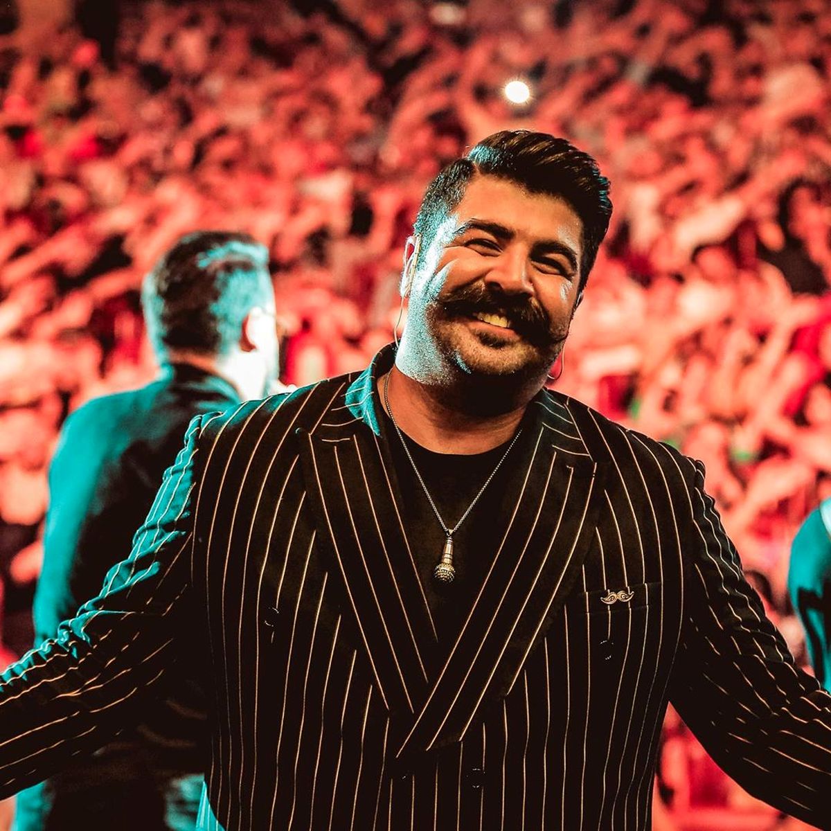 عکس بهنام بانی با گردنبند خاصش