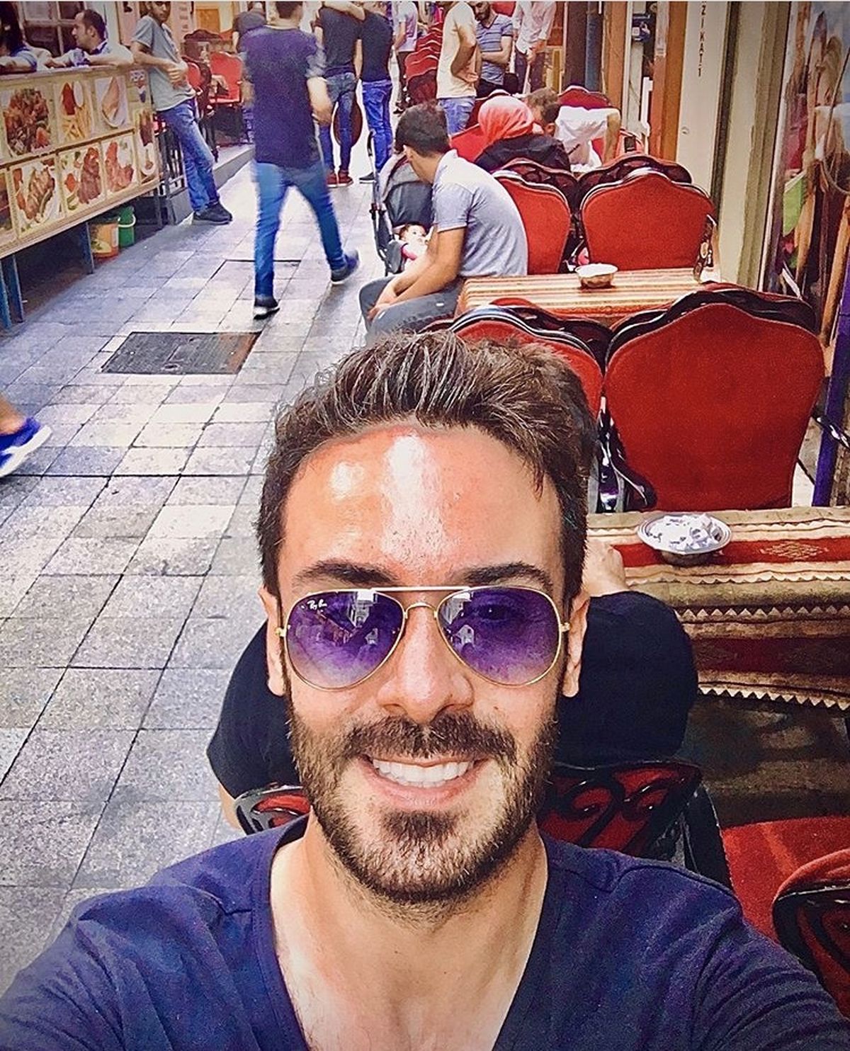 کاوه سماک باشی در کافه ای خیابانی + عکس