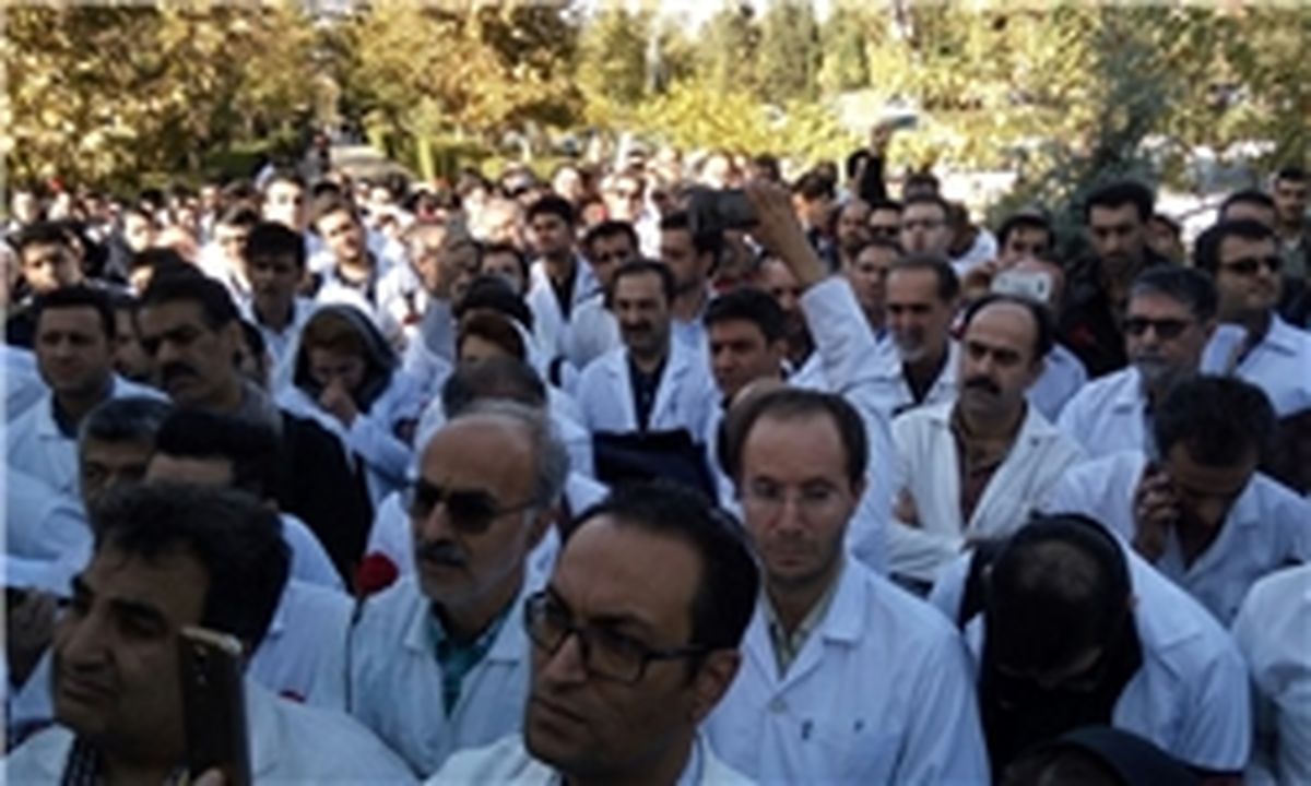 دو تجمع همزمان در مقابل مجلس