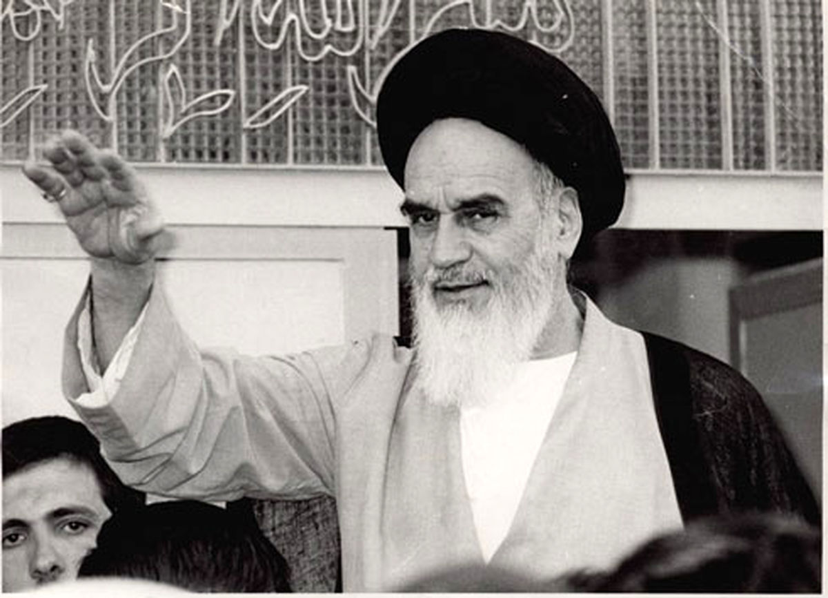 بررسی ویژگی‌های کاریزمایی رهبری امام خمینی(ره) در انقلاب اسلامی