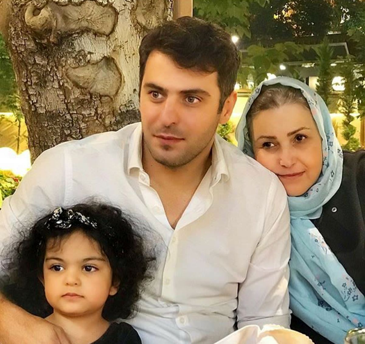 علی ضیا در کنار مادر و خواهر زاده +عکس