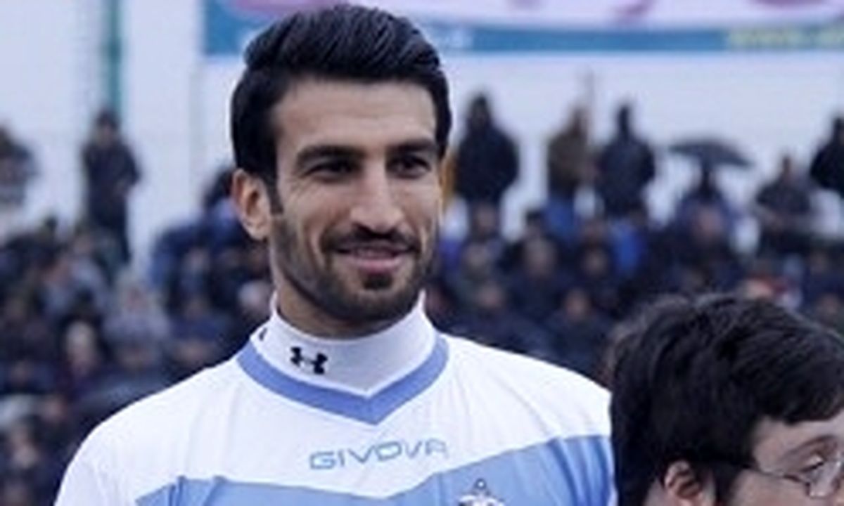 دو بازیکن ملوان در آستانه پوشیدن پیراهن سرخ
