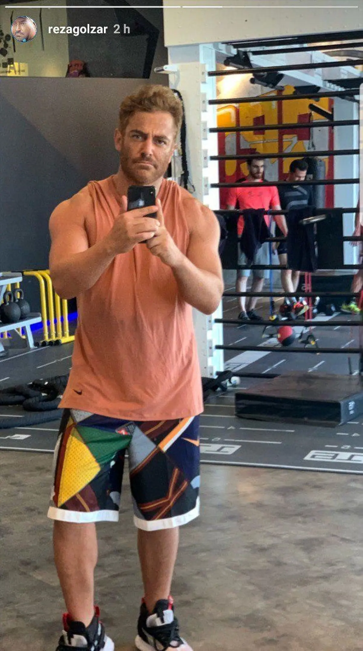 سلفی محمدرضا گلزار در حال پرورش اندام