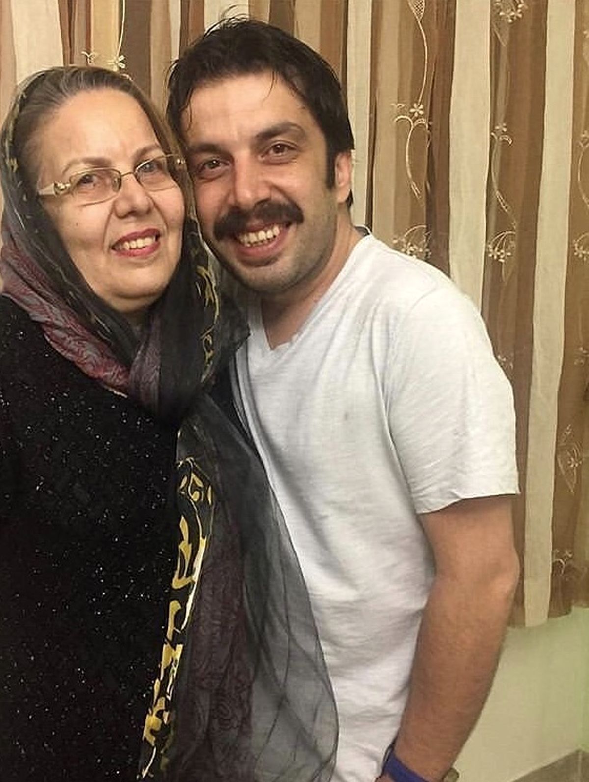 عباس جمشیدی فر و مادرش + عکس