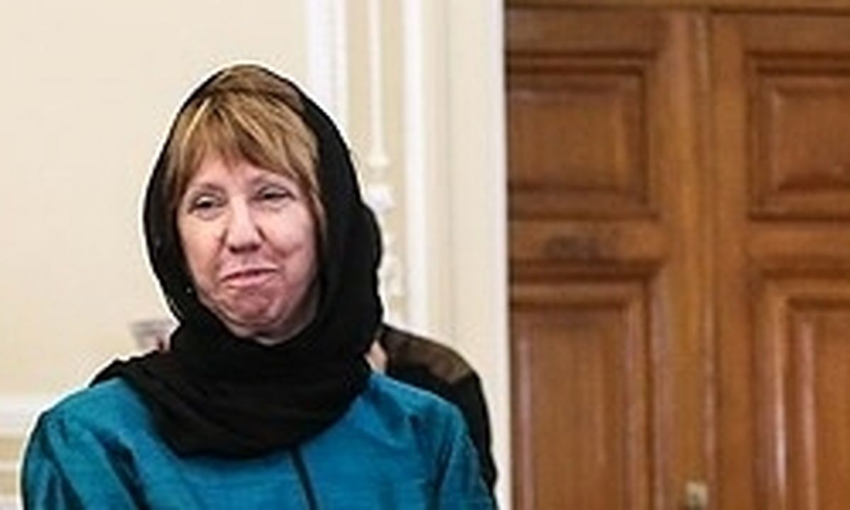 بیلبوردهایی که چهره واقعی اشتون را نشان می‌دهد