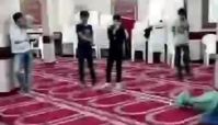 فوتبال بازی کردن یک امام جمعه در مسجد !