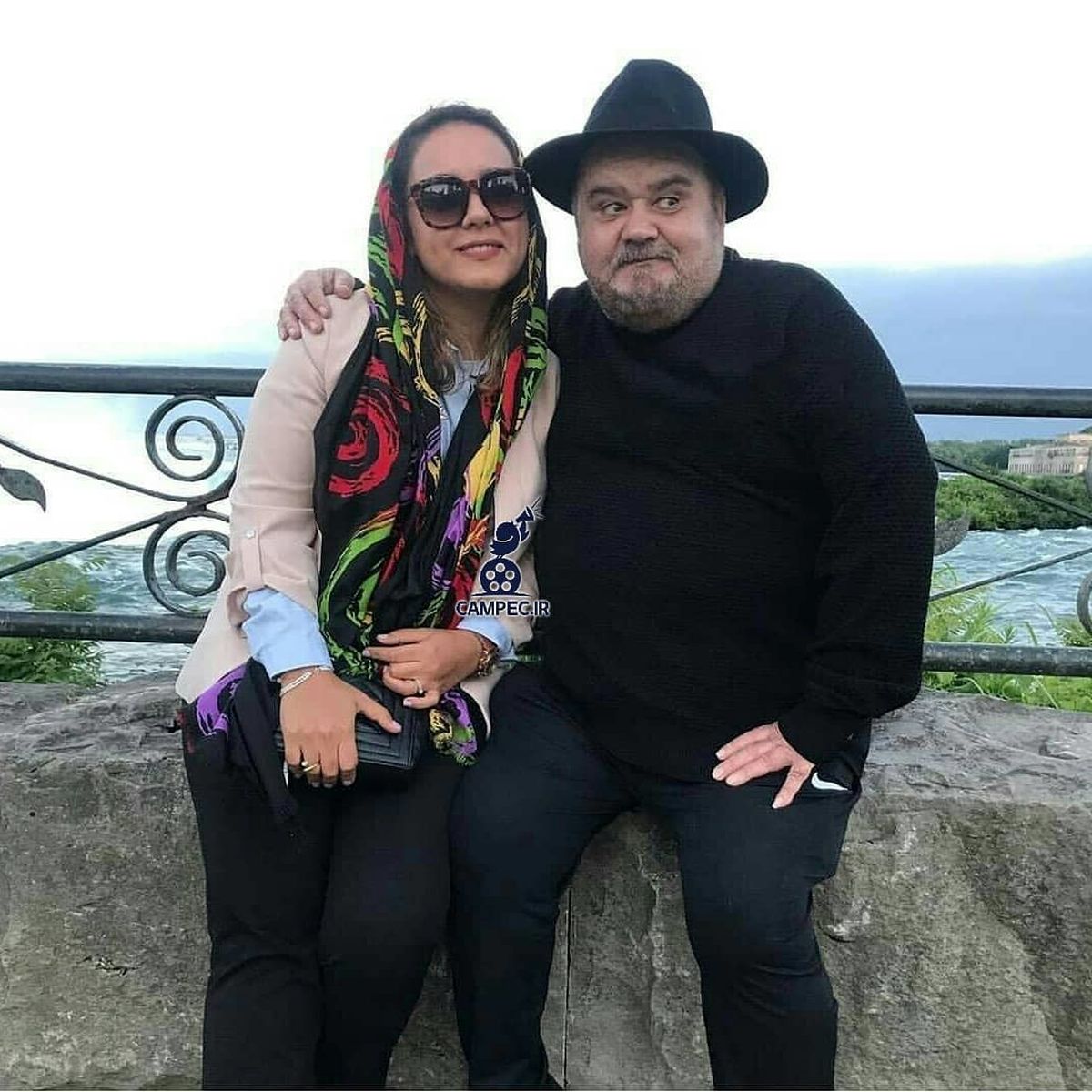 عکس اکبر عبدی و دخترش در سفر به آمریکا