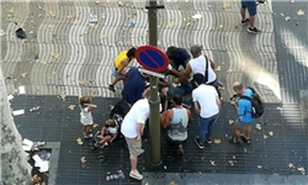 زیرگرفتن ده‌ها نفر با خودرو 