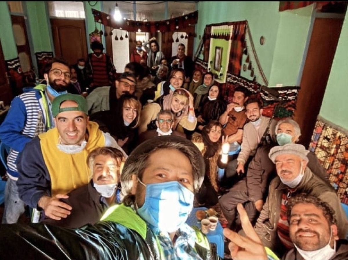 سلفی علی صادقی در پشت صحنه نون.خ + عکس