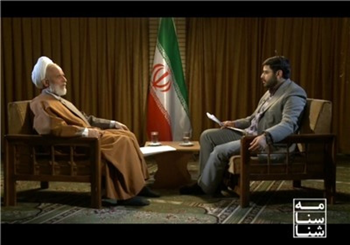برخی آقایان خاطراتشان را با تحریف تاریخ انقلاب بیان می کنند