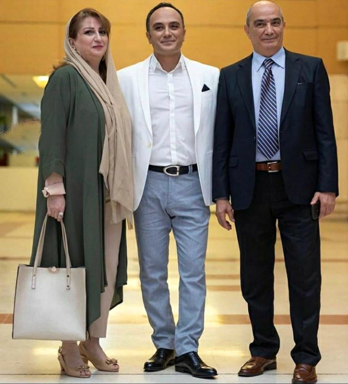 احسان کرمی در کنار پدر و مادر جوان و خوشتیپش+عکس
