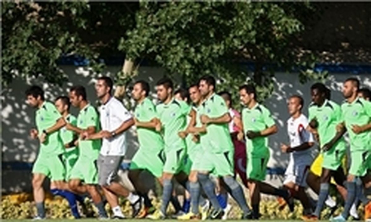 نکونام در آغوش سرمربی آبی‌ها