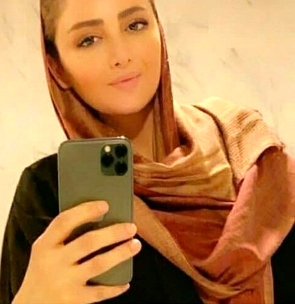 عکس شیلا خداداد با موبایل گران قیمتش