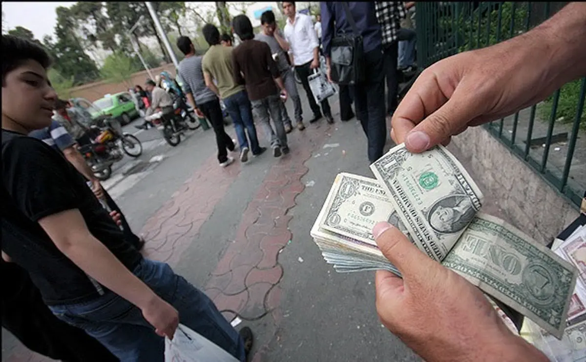 دلالان بازار ارز همچنان در حال فعالیت هستند