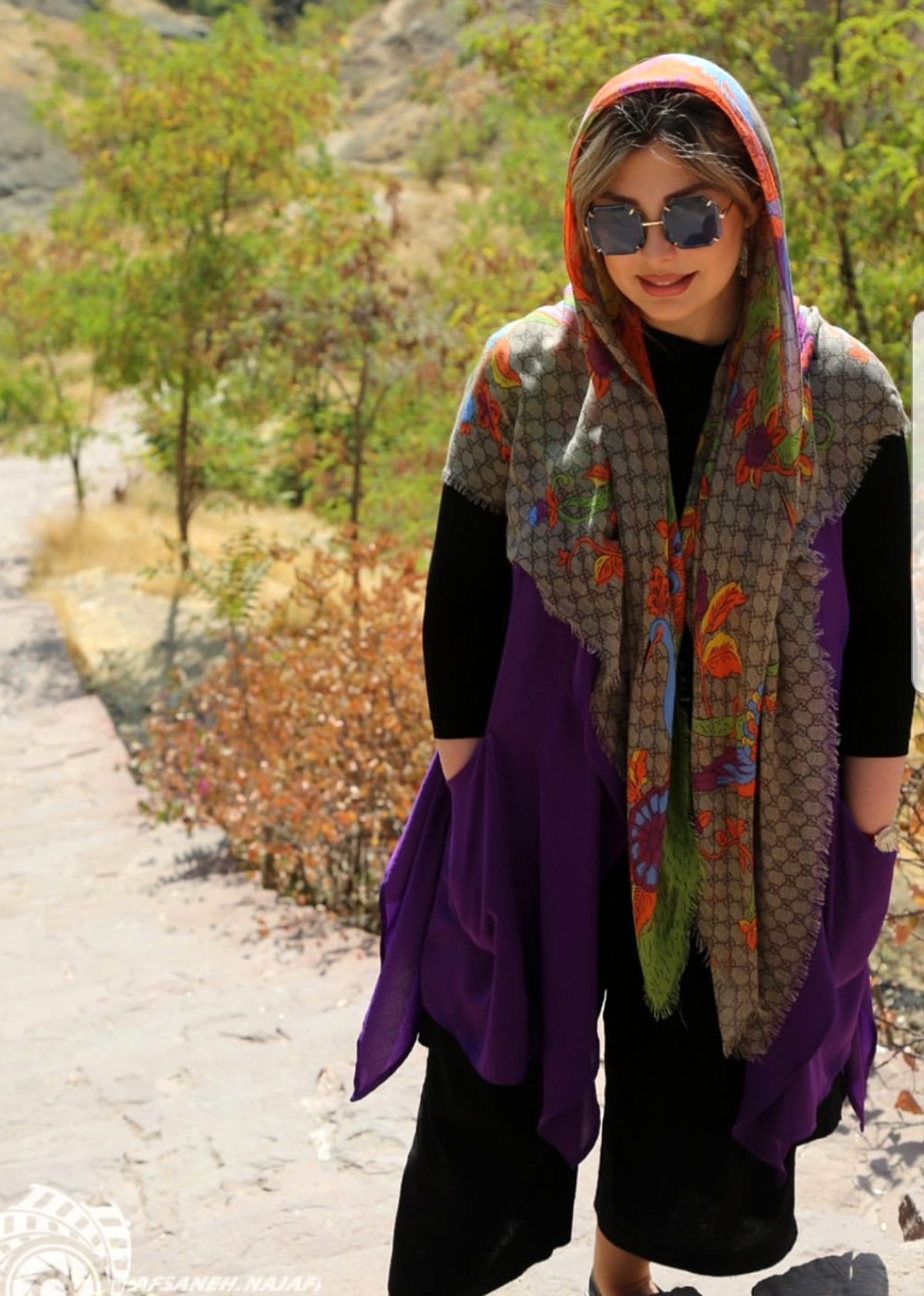 تیپ بنفش نیوشا ضیغمی در پیاده روی+عکس