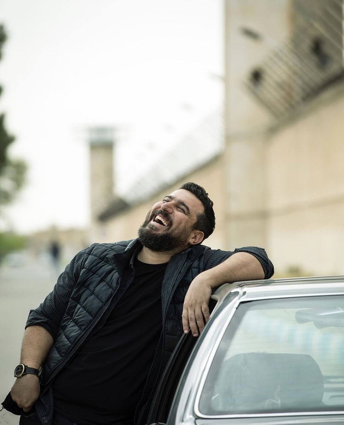 محسن کیایی جلو در زندان + عکس