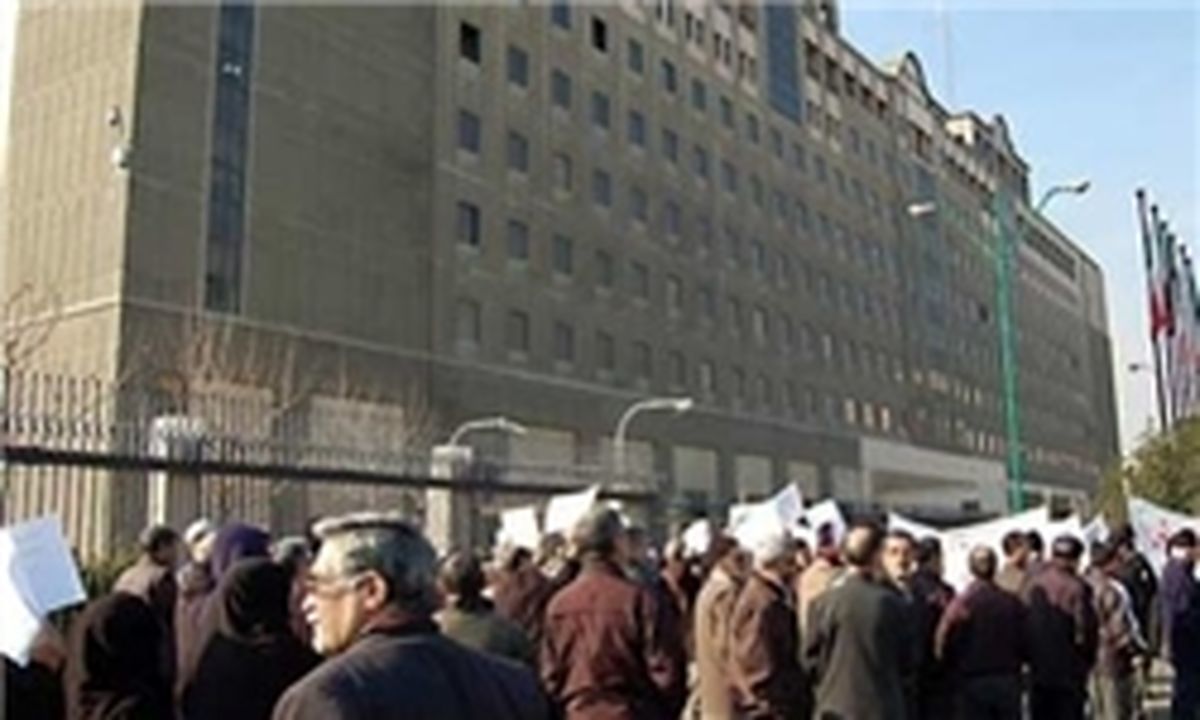 تجمع سپرده‌گذاران کاسپین همزمان با حضور سیف در مجلس