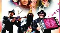 اکبر عبدی در کنار مردم فیلم تماشا می کند