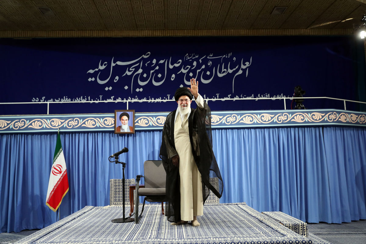 لشکر جوانان مؤمن و انقلابی وارد میدان مطالبه آرمانهای انقلاب شوند