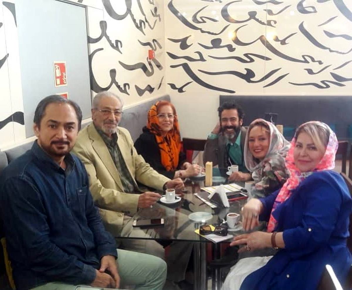 کافه گردی نیما فلاح و پدر و مادر و همسرش+عکس
