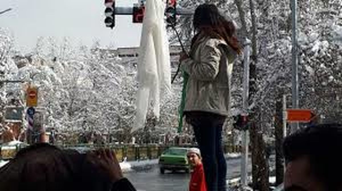 سیاسی‌کاری زنان اصلاح‌طلب در مساله دختران خیابان انقلاب