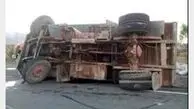 نجات پسر 12 ساله از لاشه کامیون واژگون