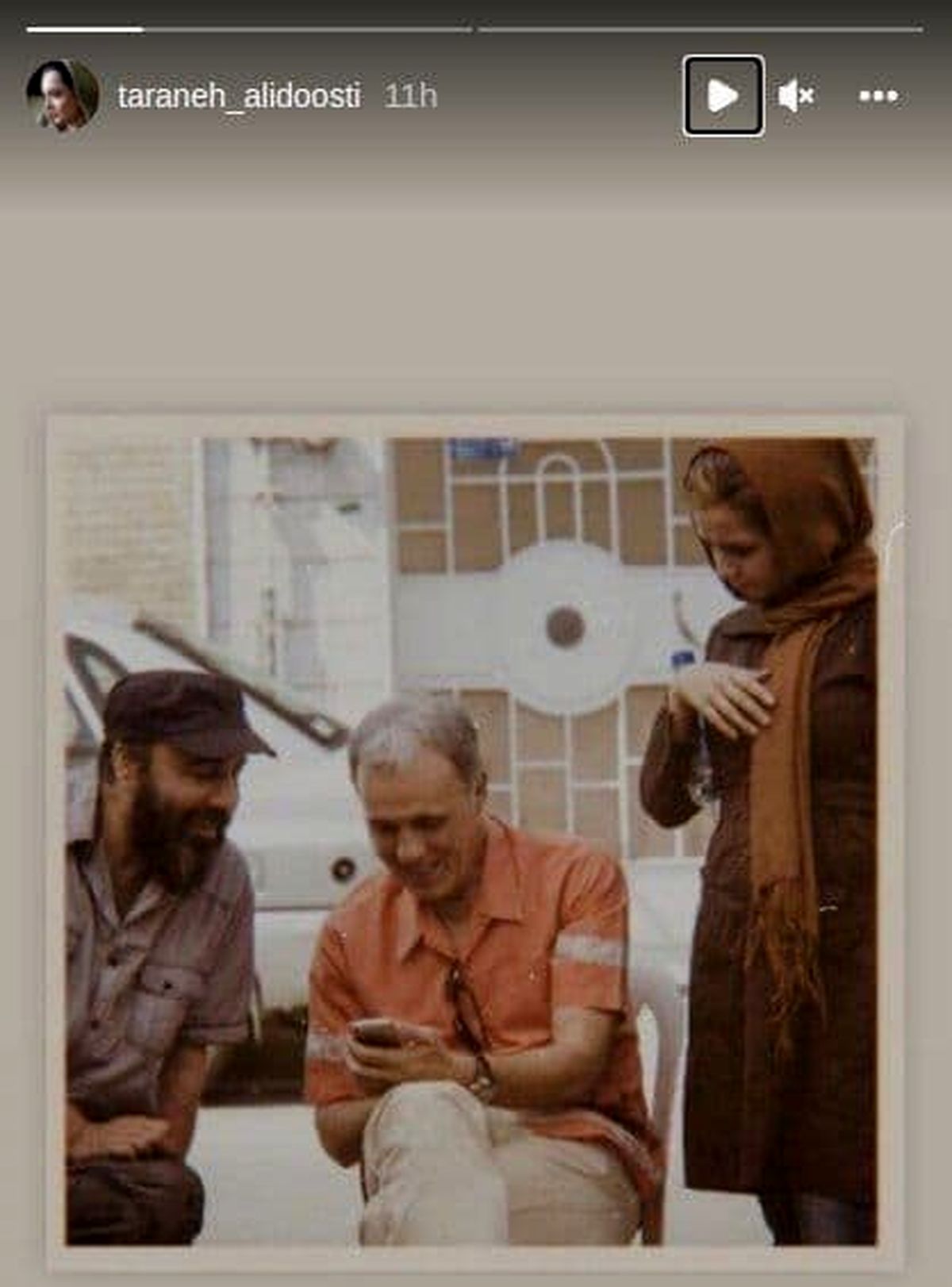 ترانه علیدوستی به همراه پدرش و رضا عطاران در پشت صحنه فیلم سینمایی «استراحت مطلق»