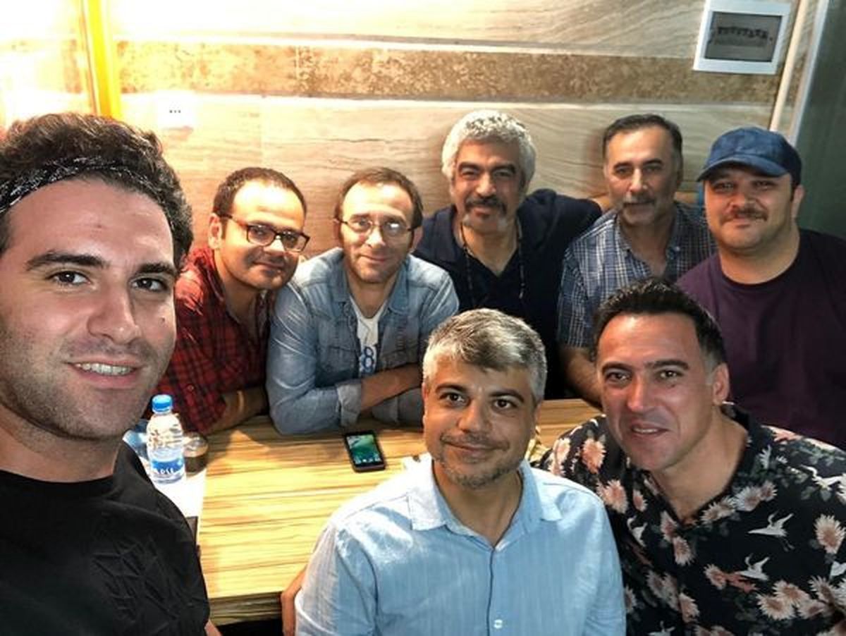 هوتن شکیبا در جمع دوستان فوق لیسانسه ایش + عکس