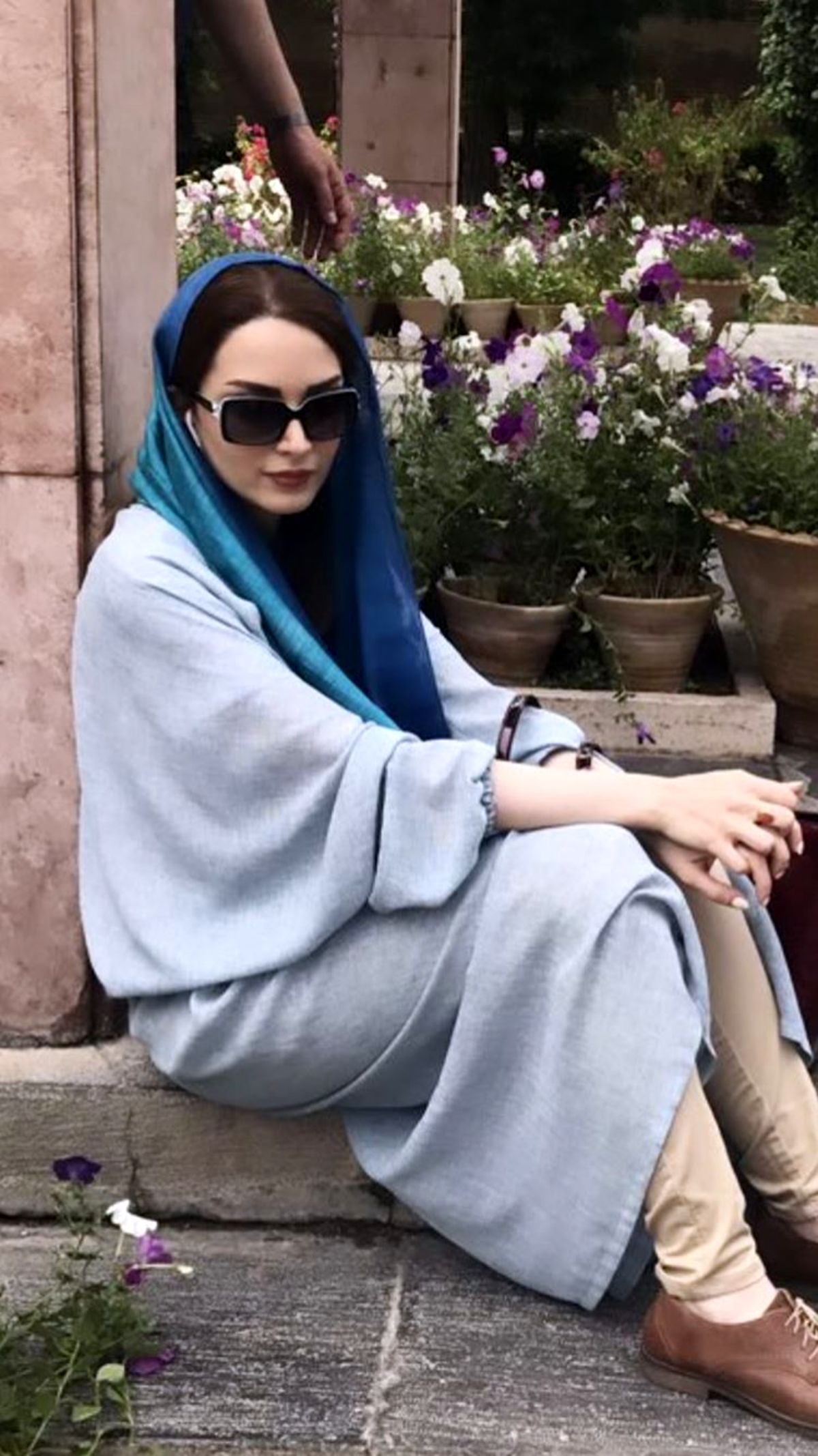 نشستن بهنوش طباطبایی در گوشه خیابان + عکس
