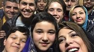 سلفی طناز طباطبایی با بچه های خورشید + عکس
