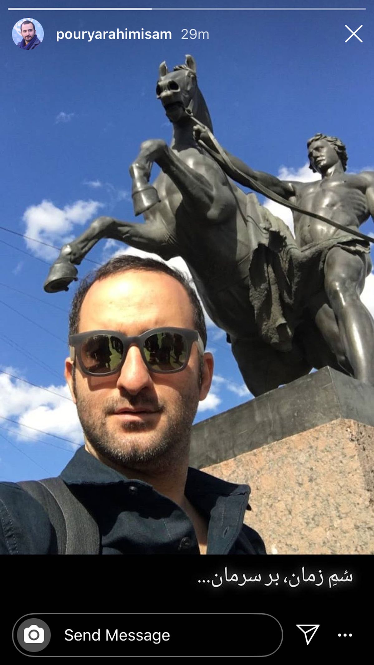 سلفی آقای بازیگر با مجسمه ای عظیم + عکس