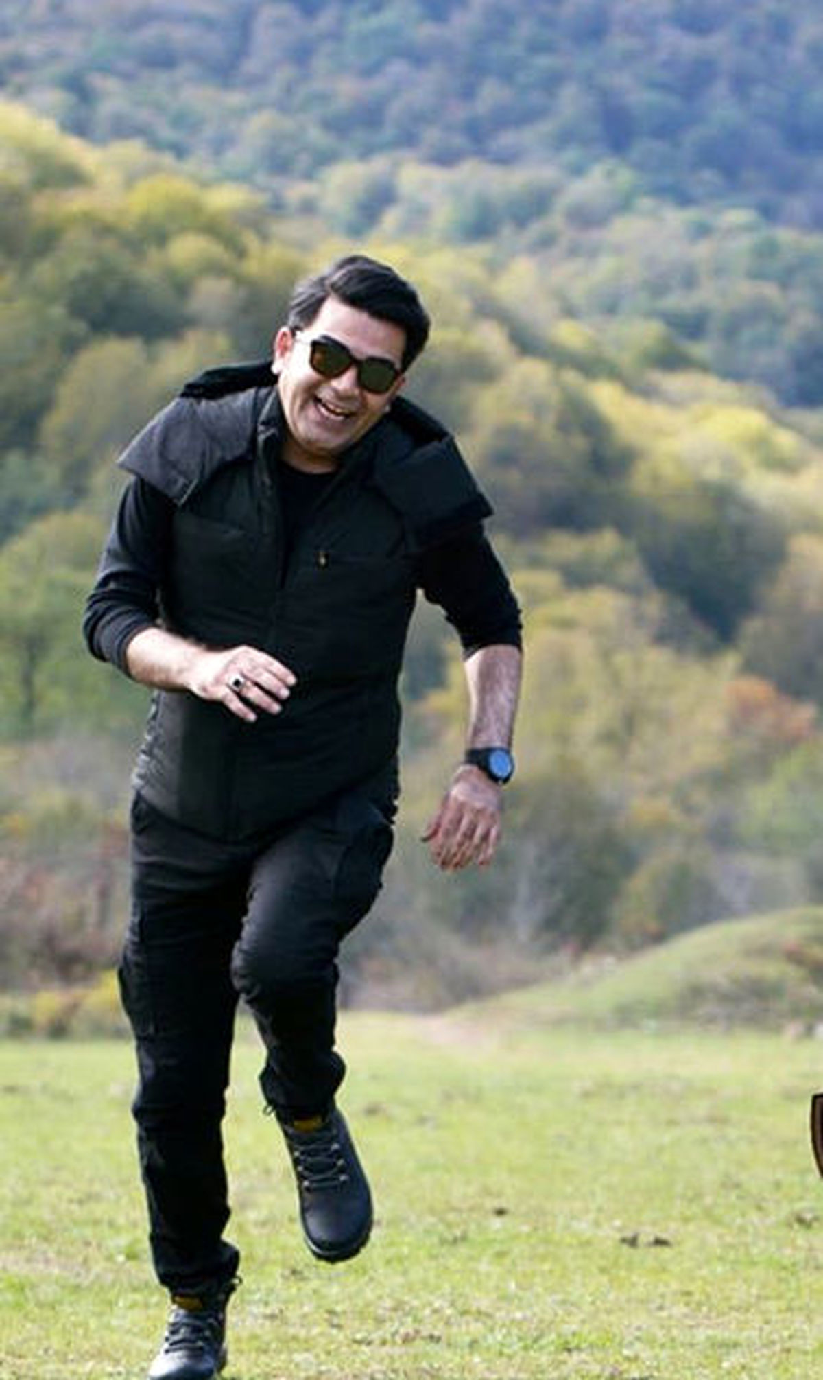شادی و خوشحالی فرزاد حسنی در دل طبیعت + عکس