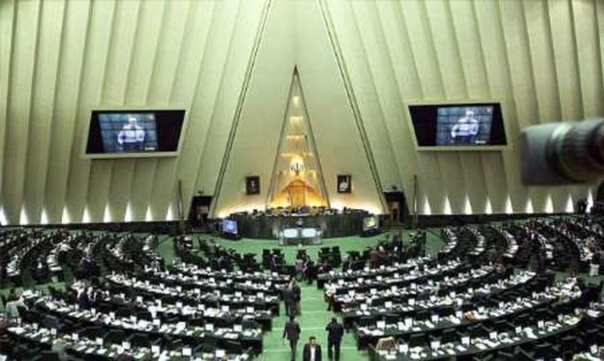 نماینده مردم درود از پاسخ های وزیر اقتصاد قانع شد