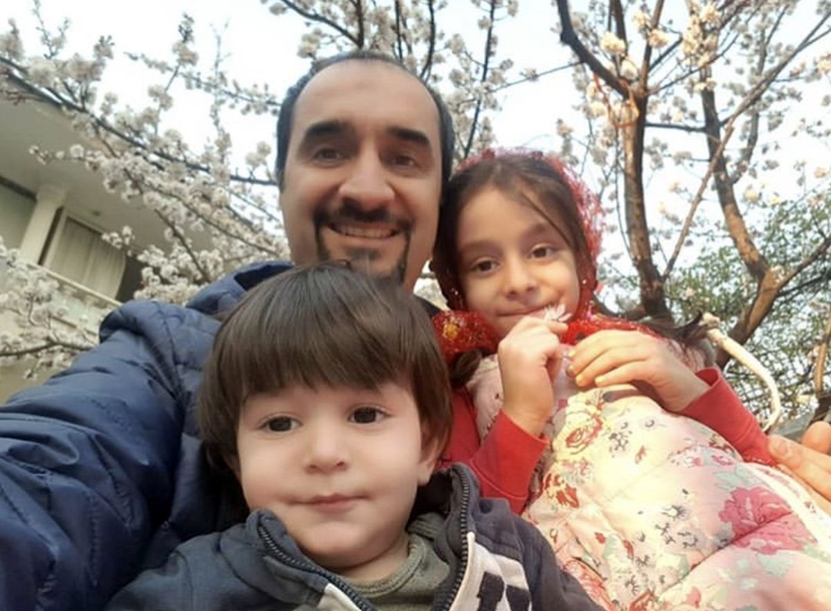 آقای مجری و فرزندانش در شکوفه باران بهاران + عکس