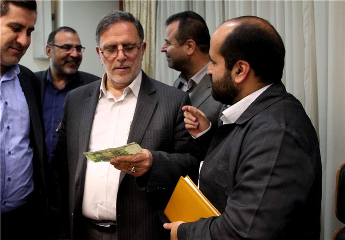 اسکناس تقلبی در دست آقای رئیس کل +عکس 