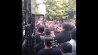 هجوم عجیب هوادارن رضا گلزار در مراسم عزاداری!