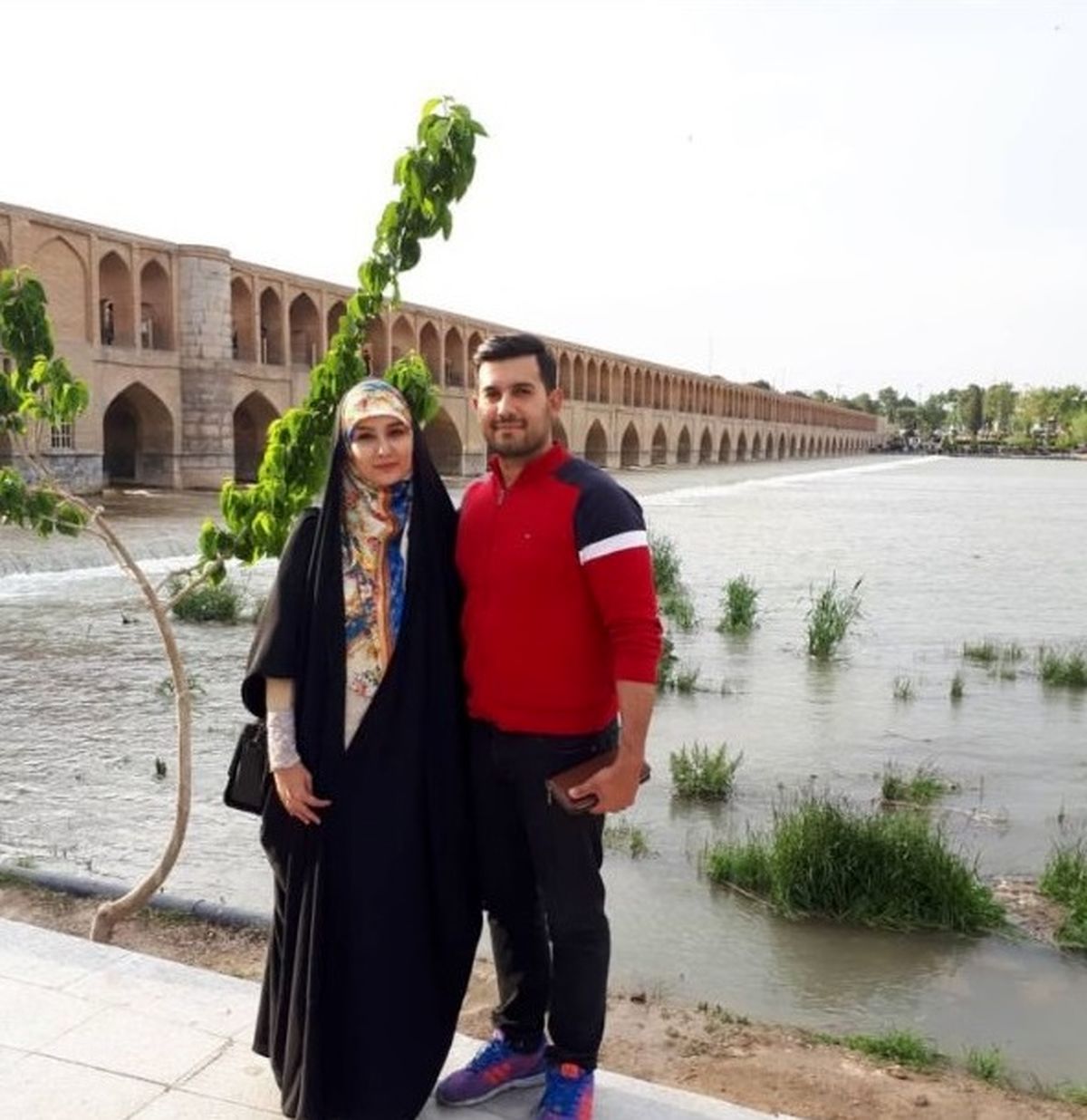 خوشگذرونی خانم مجری و همسرش در اصفهان + عکس