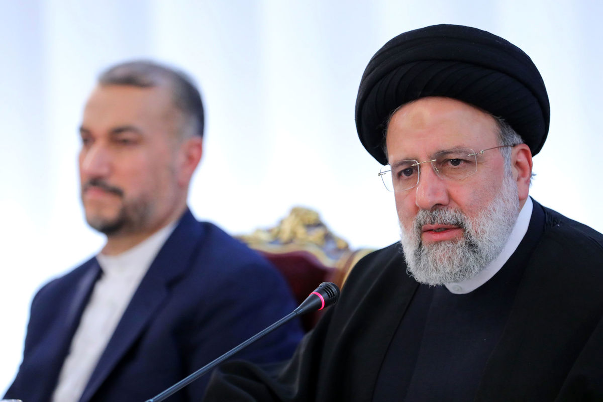 تصویری ناراحت کننده از قاب عکس رئیس جمهور و وزیر امورخارجه در افتتاحیه مجلس دوازدهم 