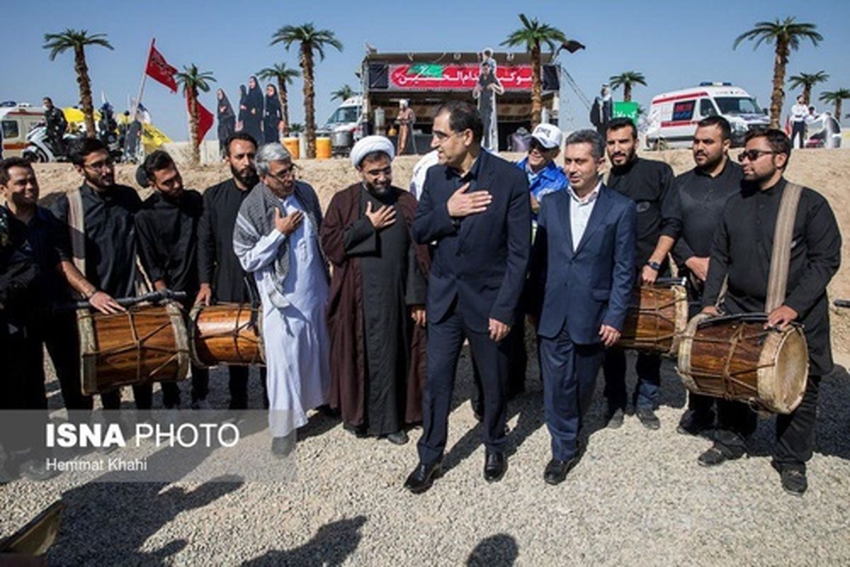 زائران مقوایی در مراسم اعزام کاروان بهداشت و درمان اربعین! (عکس)
